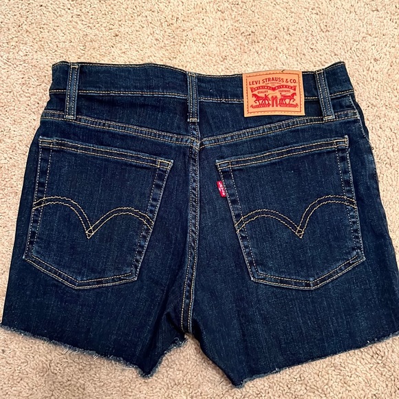 Levi’s Darker Wash Denim Shorts Size 26 - Picture 1 of 3
